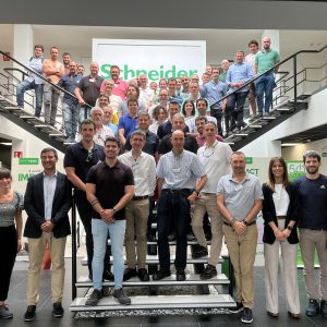 Imagen de la noticia Visita a la planta de Schneider Electric: Transformación digital y liderazgo en el proceso productivo